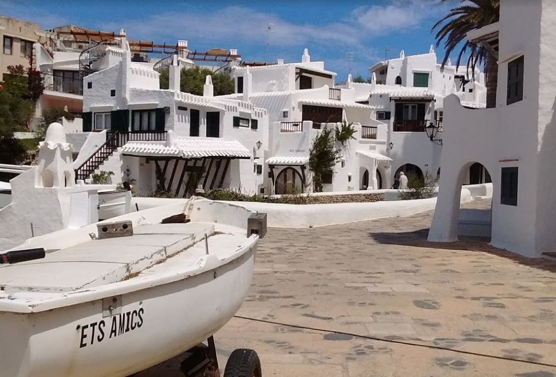 Het witte dorpje Binibeca op Menorca