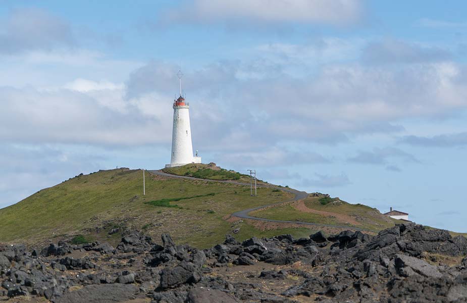 De vuurtoren op de rots bij Reykjanesvit op IJsland