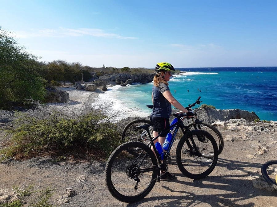 Doen op Curacao: mountainbiken en zoals hier mooie baaien ontdekken