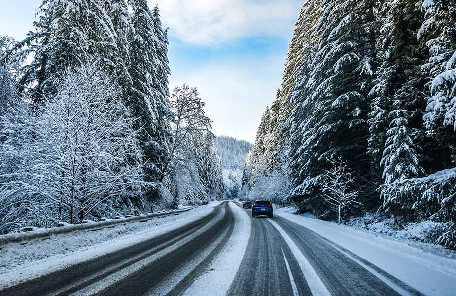 Autos op een besneeuwde weg