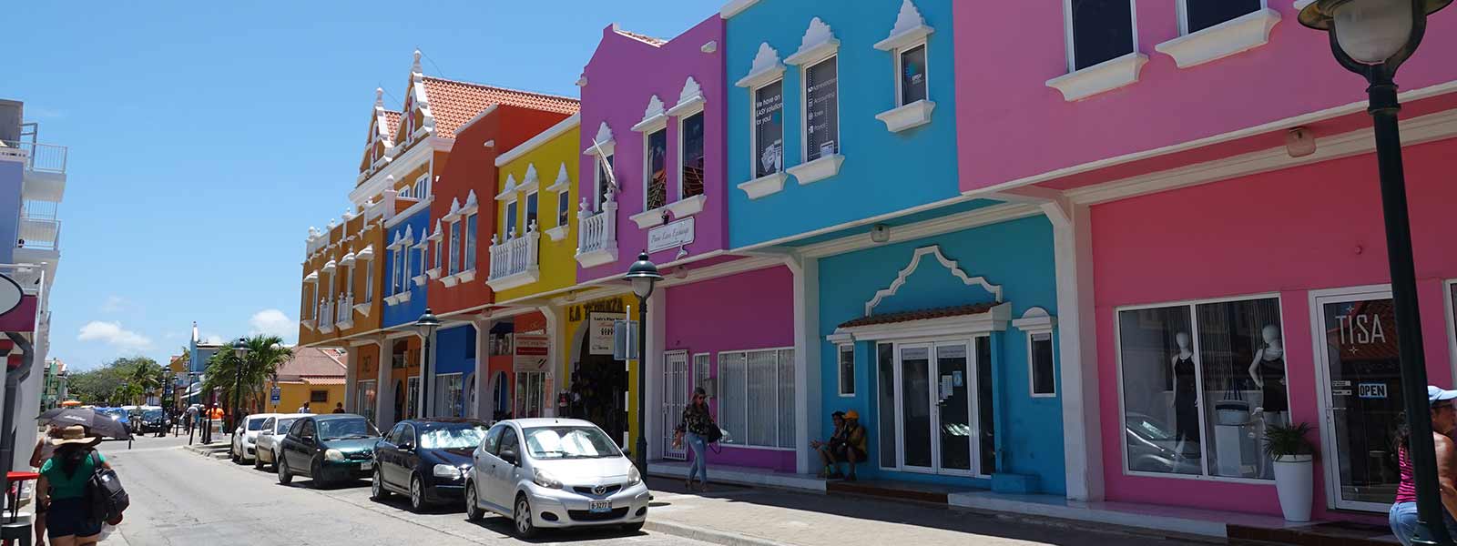Straat met kleurrijke huizen op Bonaire