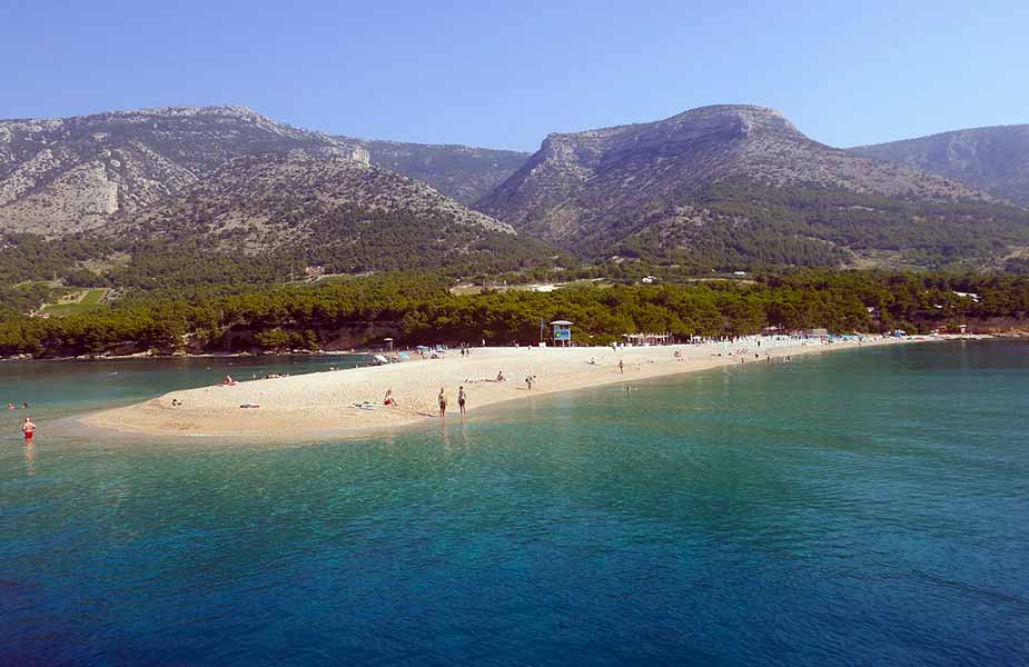Strand van het eiland Brac in Kroatie