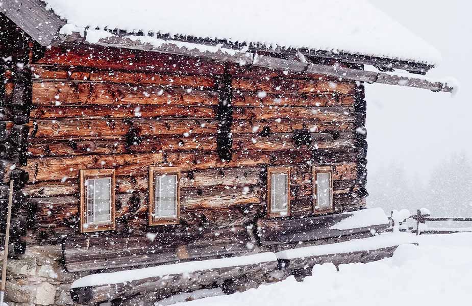 Houten chalet in de sneeuw