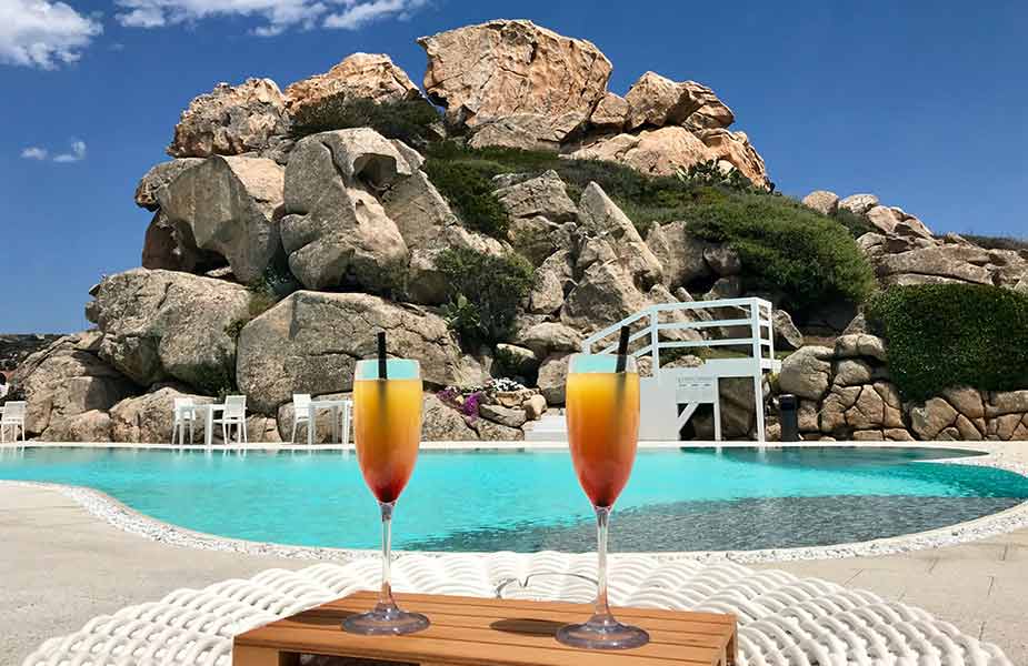 Cocktailje drinken tijdens je vakantie naar Sardinie