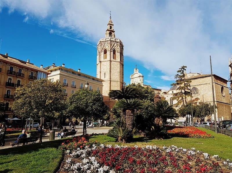 Het plein waaraan de toren El Micalet ligt in Valencia