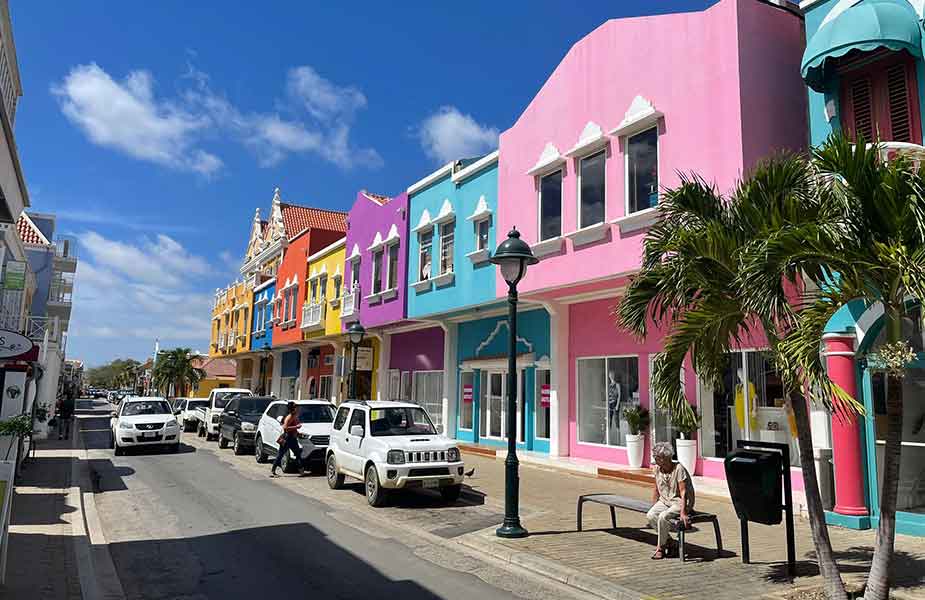 Kleurrijke straat in Kralendijk op Bonaire