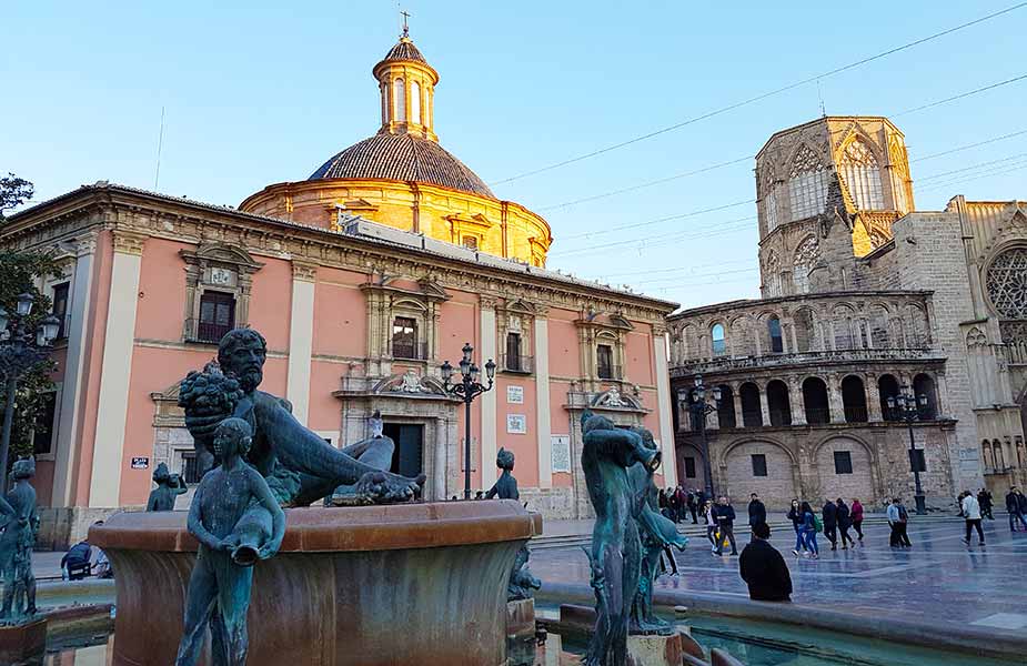 Gebouwen rond het Plaza de la Virgen plein in Valencia