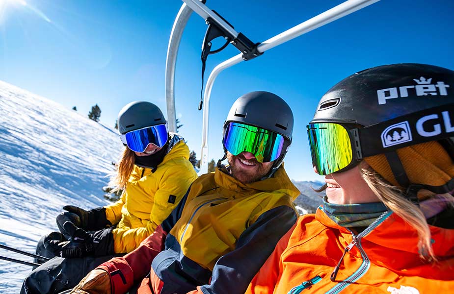 Skiers in een stoeltjeslift