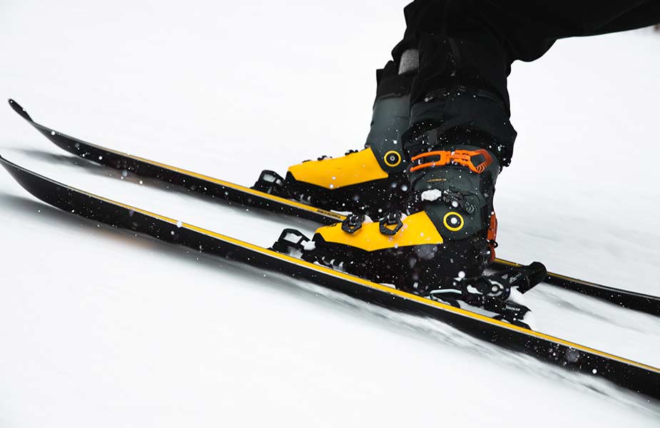 Wintersport tips beginners, goede skischoenen met skies zijn belangrijk
