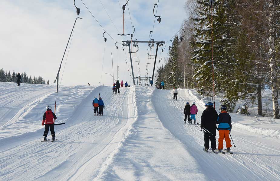 Met een sleeplift omhoog tijdens je wintersport vakantie