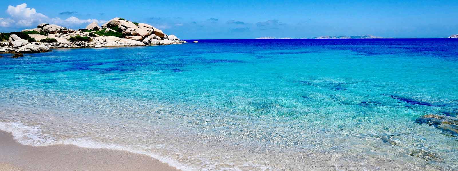 Het mooie strand Valle dell Erica Beach op Sardinie in Italie