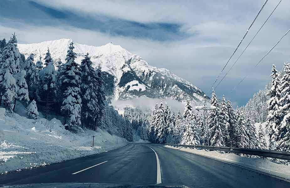Een autoweg in een winters landschap