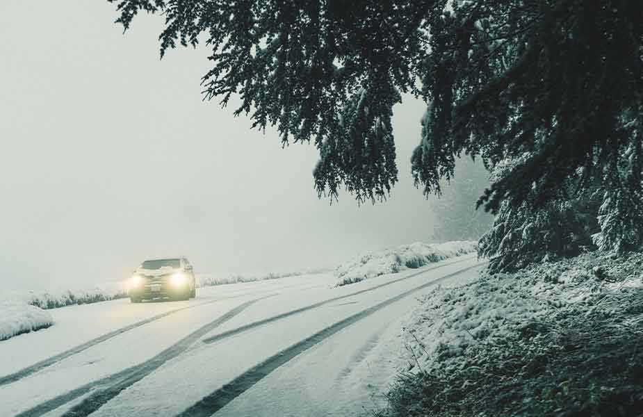 Auto op een weg met veel sneeuw