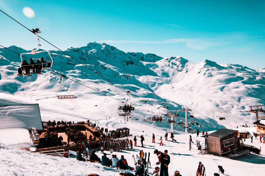 Uitzicht over pistes, een skilift en bergrestaurant
