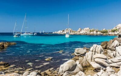 Boten in een baai van Corsica