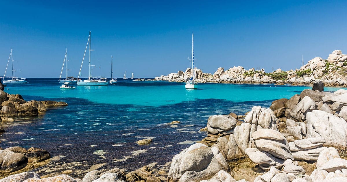 Boten in een baai van Corsica