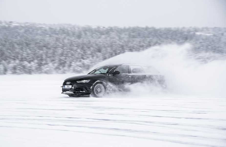 Auto slippend in de sneeuw