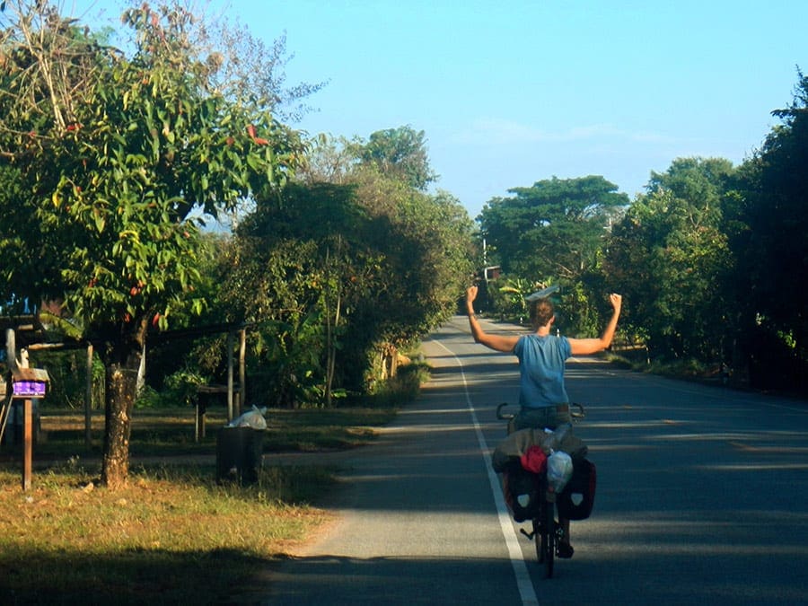 Elske op de fiets voor het fietsen door Thailand