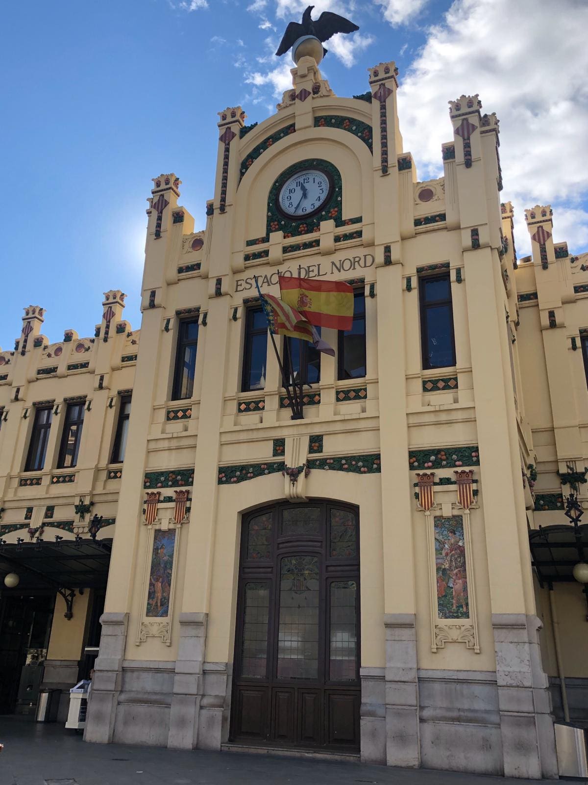 De gevel van het station in Valencia