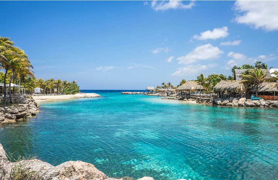 Lagune met helder blauw water bij Willemstad op Curacao