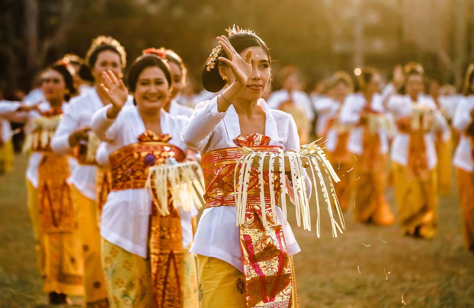 Bali cultuur: vrouwen in traditionele kleding