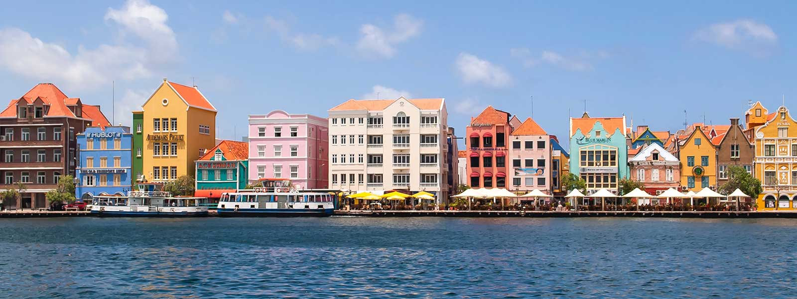 Uitzicht op de kleurrijke huisjes aan de kade op Curacao