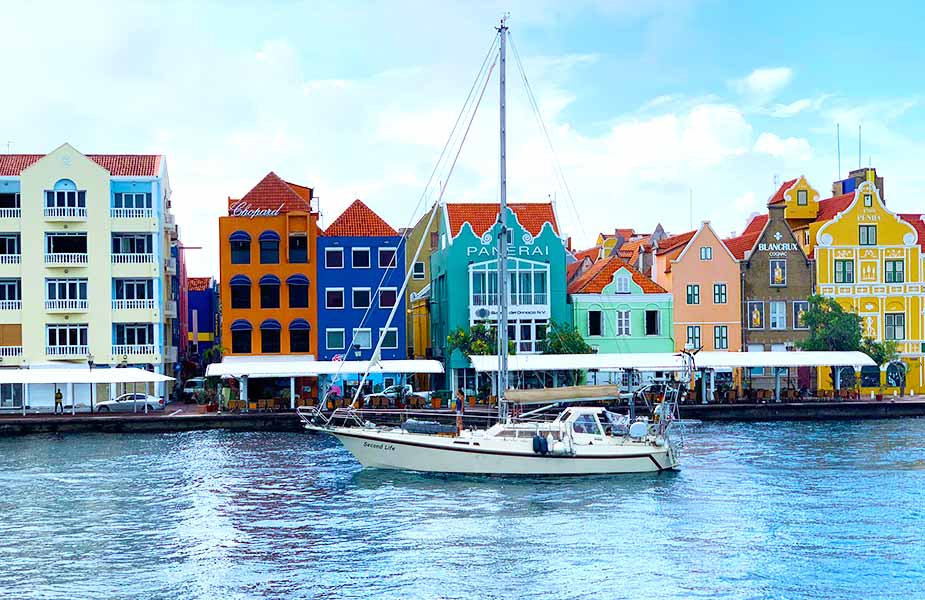 Kleurrijke huizen aan de kade van Willemstad