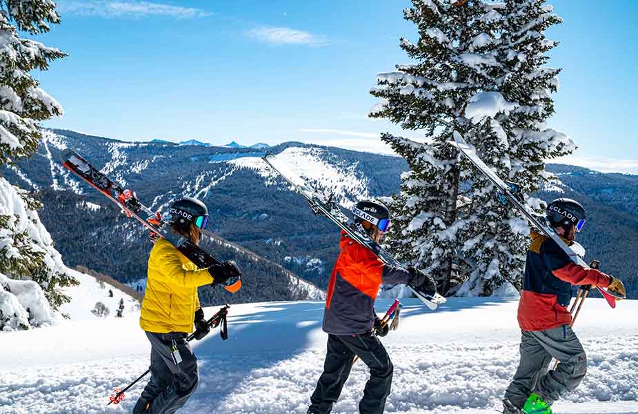 Kinderen met skies in de sneeuw