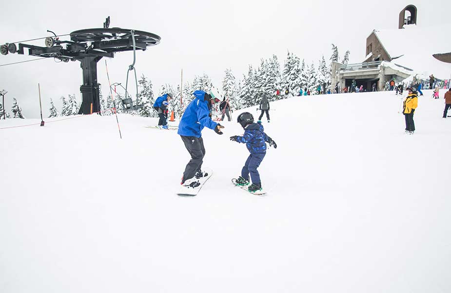 Kindje aan het snowboarden