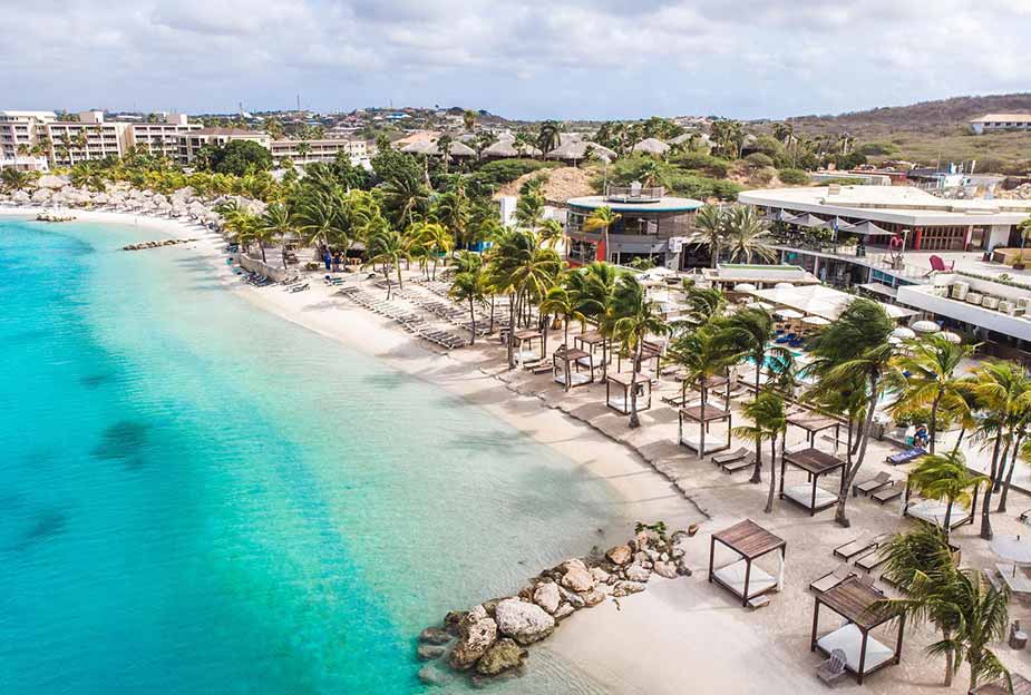 Het strand bij Mambo Beach op Curaçao