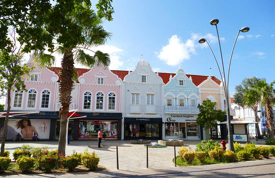 Kleurrijke winkels in Oranjestad op Aruba