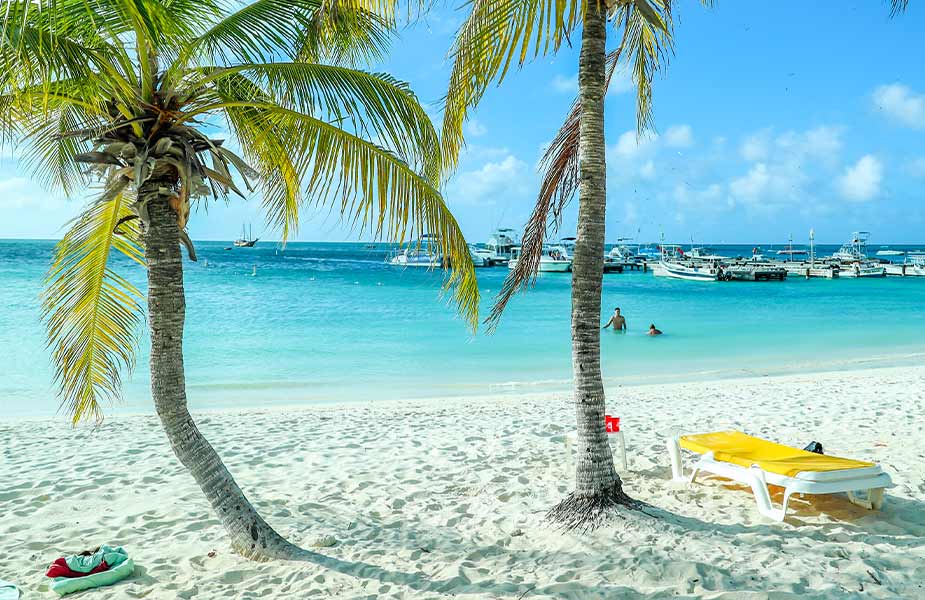 Het strand Palm Beach op Aruba