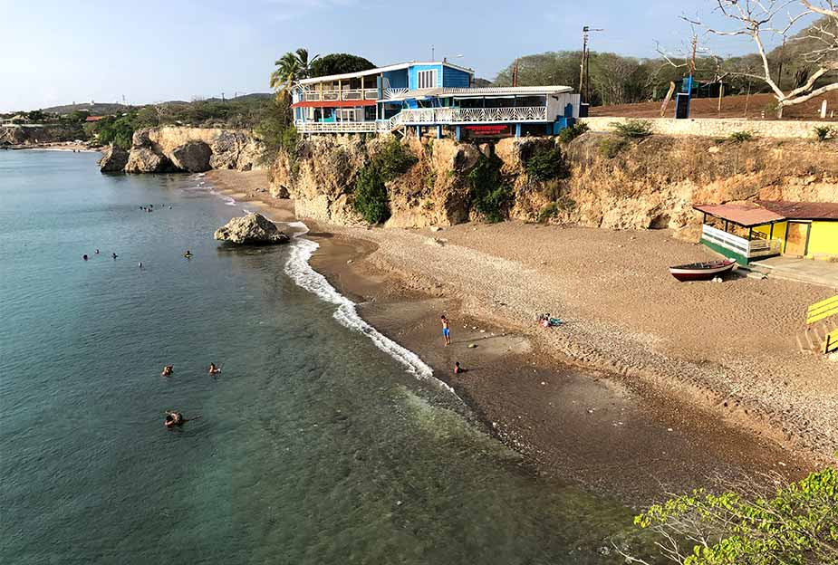 Strand en restaurant bij Playa Lagun op Curacao