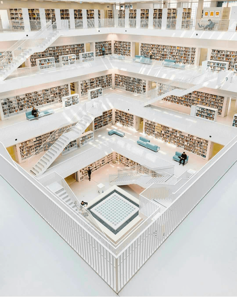 Bibliotheek en trappen Stuttgart Library  must-visit