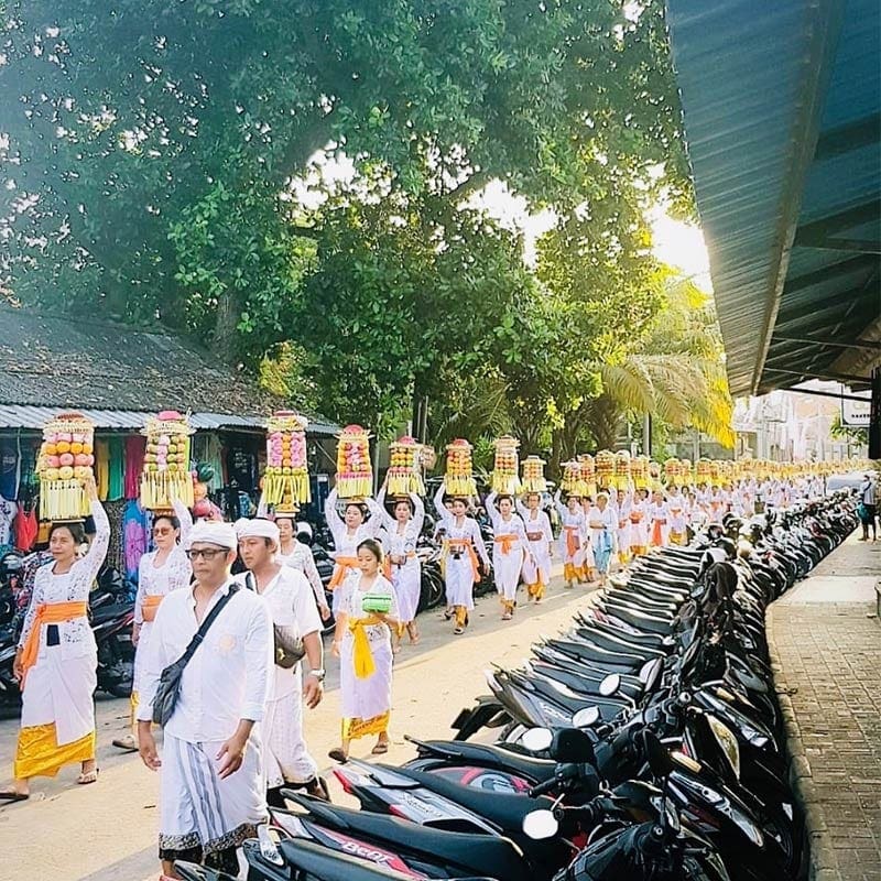 Traditionele optocht in de Bali cultuur