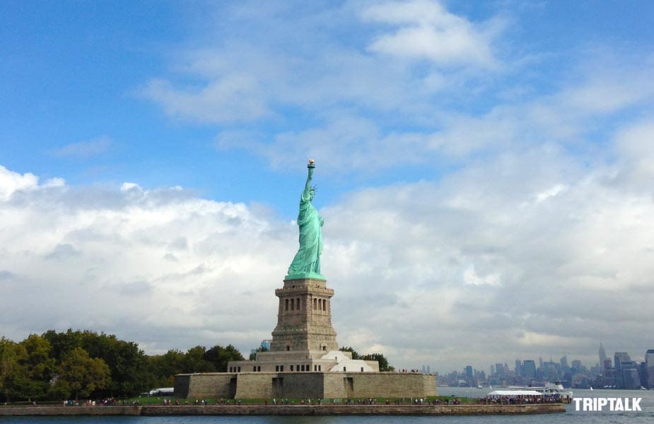 Het vrijheidsbeeld New York met op de achtergrond Manhattan