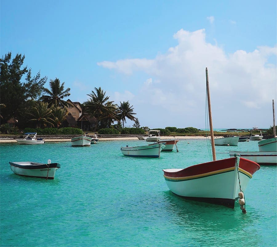 Bootjes in een haventje van Mauritius