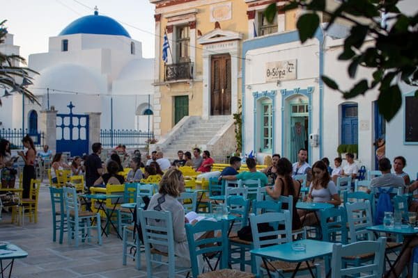 Genieten van een terras in Chora tijdens het eilandhoppen Griekenland