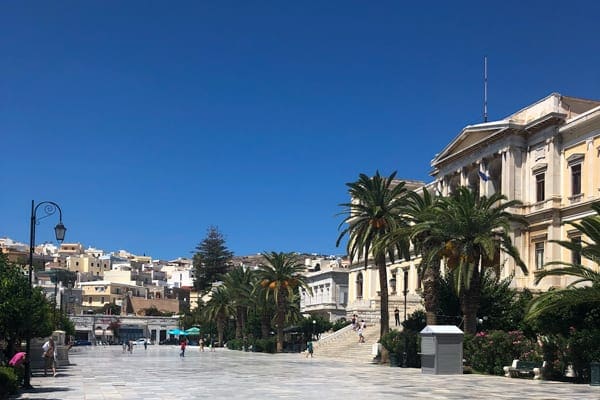 Stadshuuis aan het rmoupolis Miaouli plein in Ermoupolis