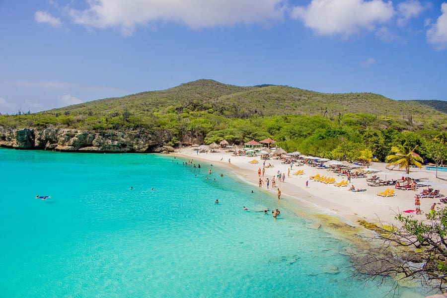 Relaxen op het strand tijdens een vakantie curacau, zoals hier bij de baai de Grote Knip