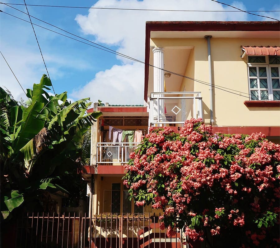 Kleurrijk huis met bloemen op Mauritius