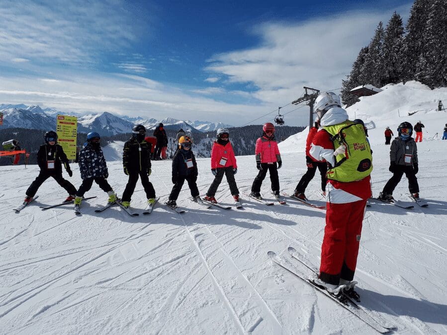 Een kijkje in het leven van een skileraar: mijn groepje op de piste uitleg geven
