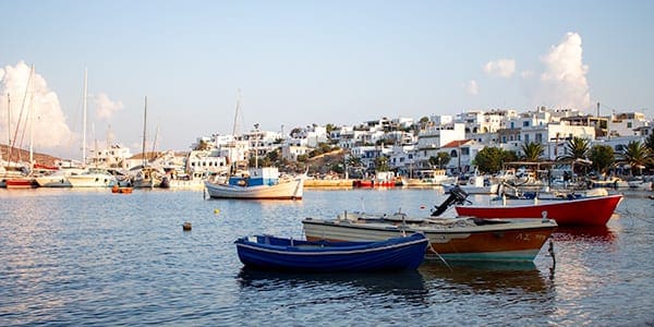 De haven van Livadi op Serifos