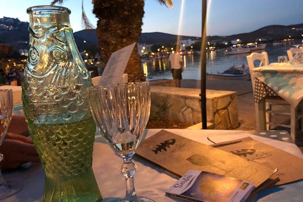 Culinair genieten op een terras in de haven van Livadi tijdens het eilandhoppen Griekenland 