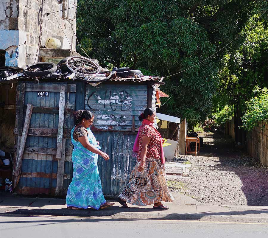 Lokale vrouwen op Mauritius in kleurrijke kleding
