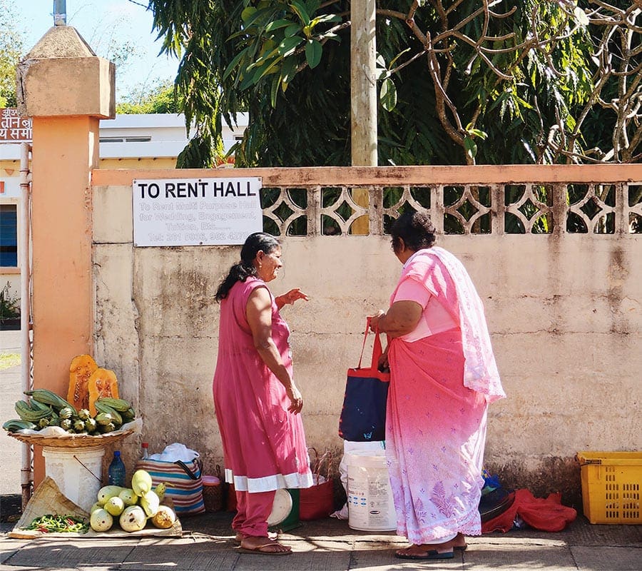 Vrouwen in kleurrijke kleding op Mauritius