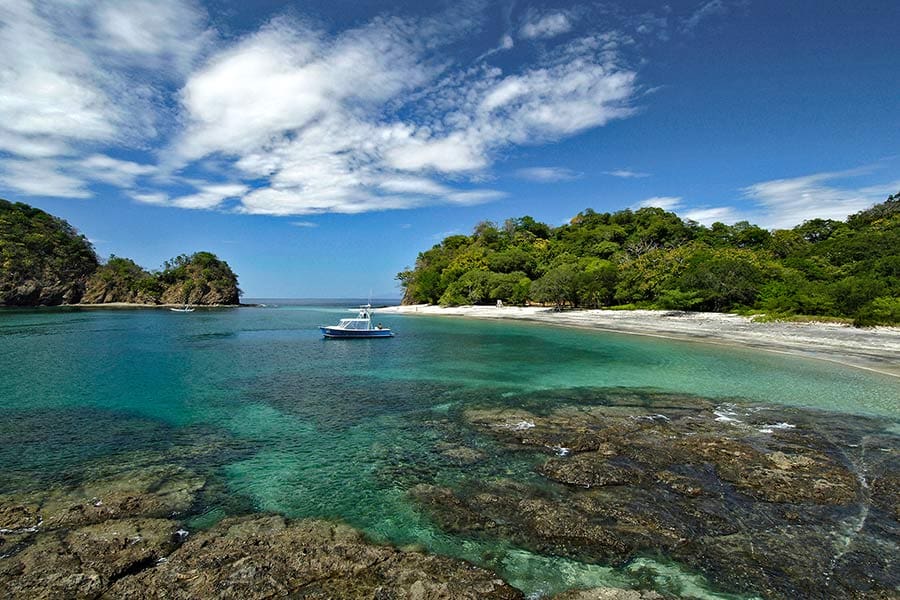 Strand in een baai van Costa Rica