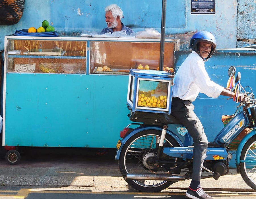 Verkoper op een brommer op Mauritius