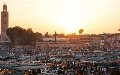 markt in marrakech tijdens zonsondergang