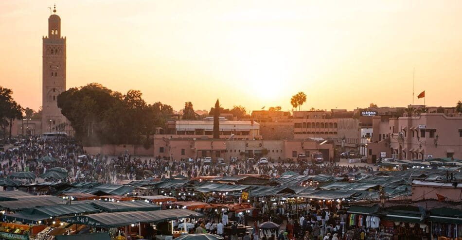 markt in marrakech tijdens zonsondergang